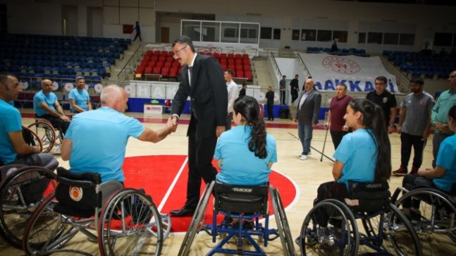 Vali Çelik’ten engelli sporculara sandalye desteği